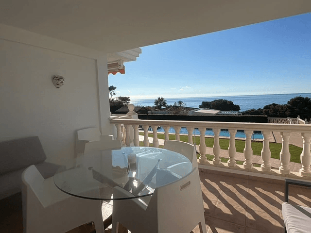 Apartamento en primera línea con vista al mar en venta en Platgetes, Moraira
