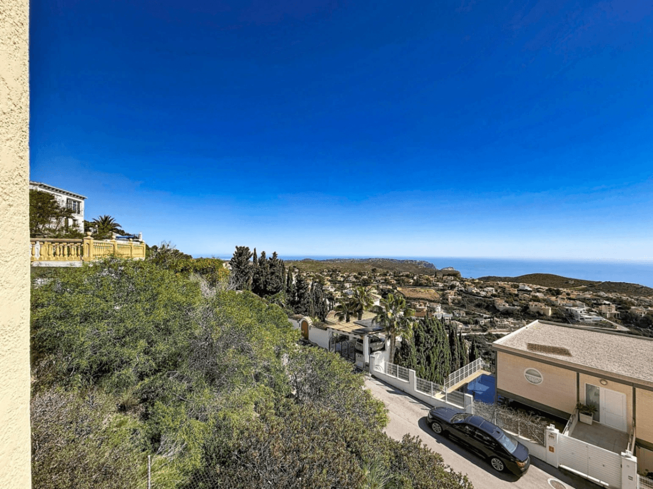 Villa rénovée de Cumbre del Sol avec des vues spectaculaires sur la mer.