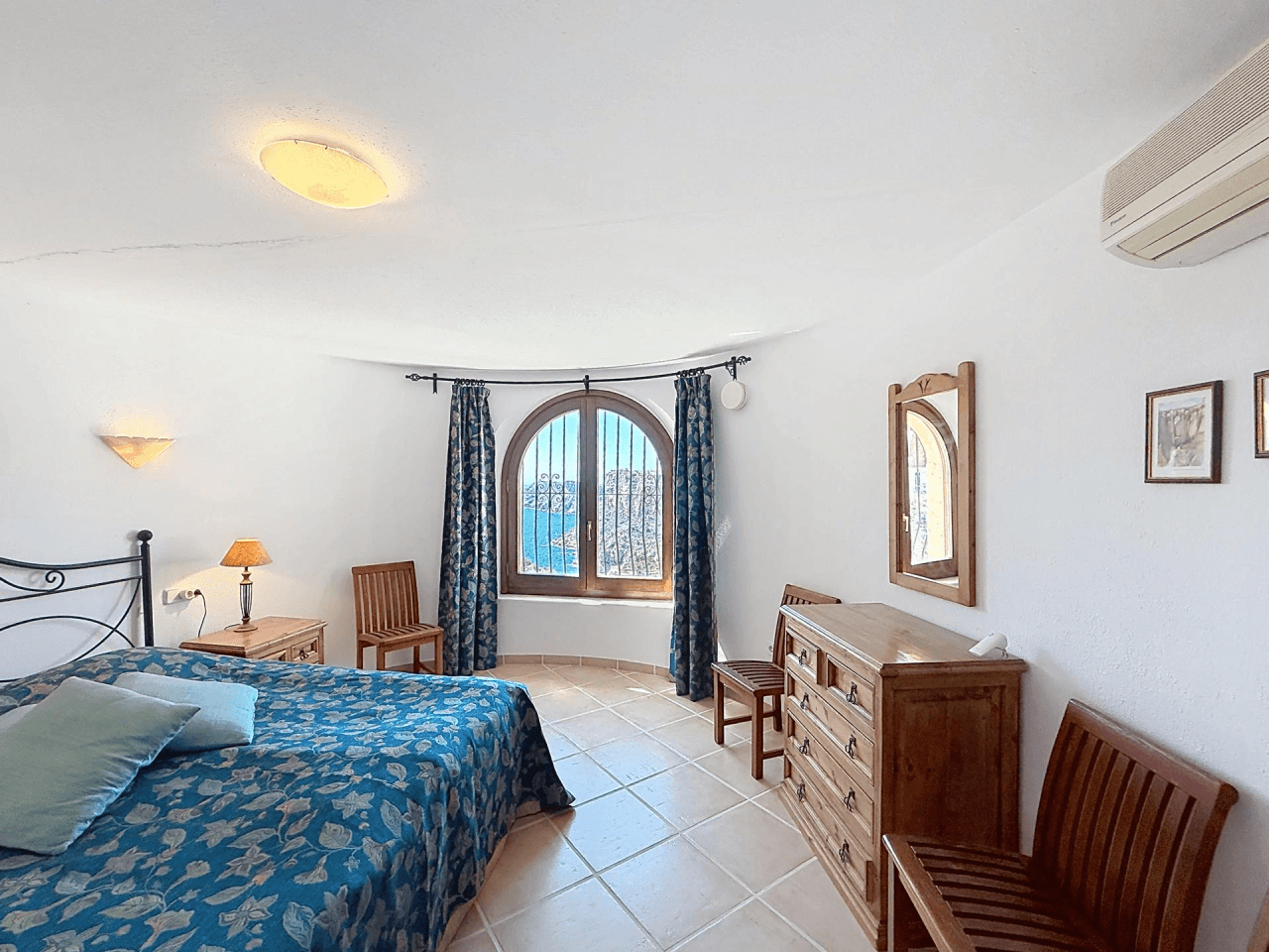 Villa Cumbre del Sol avec des vues spectaculaires sur la mer et les falaises.