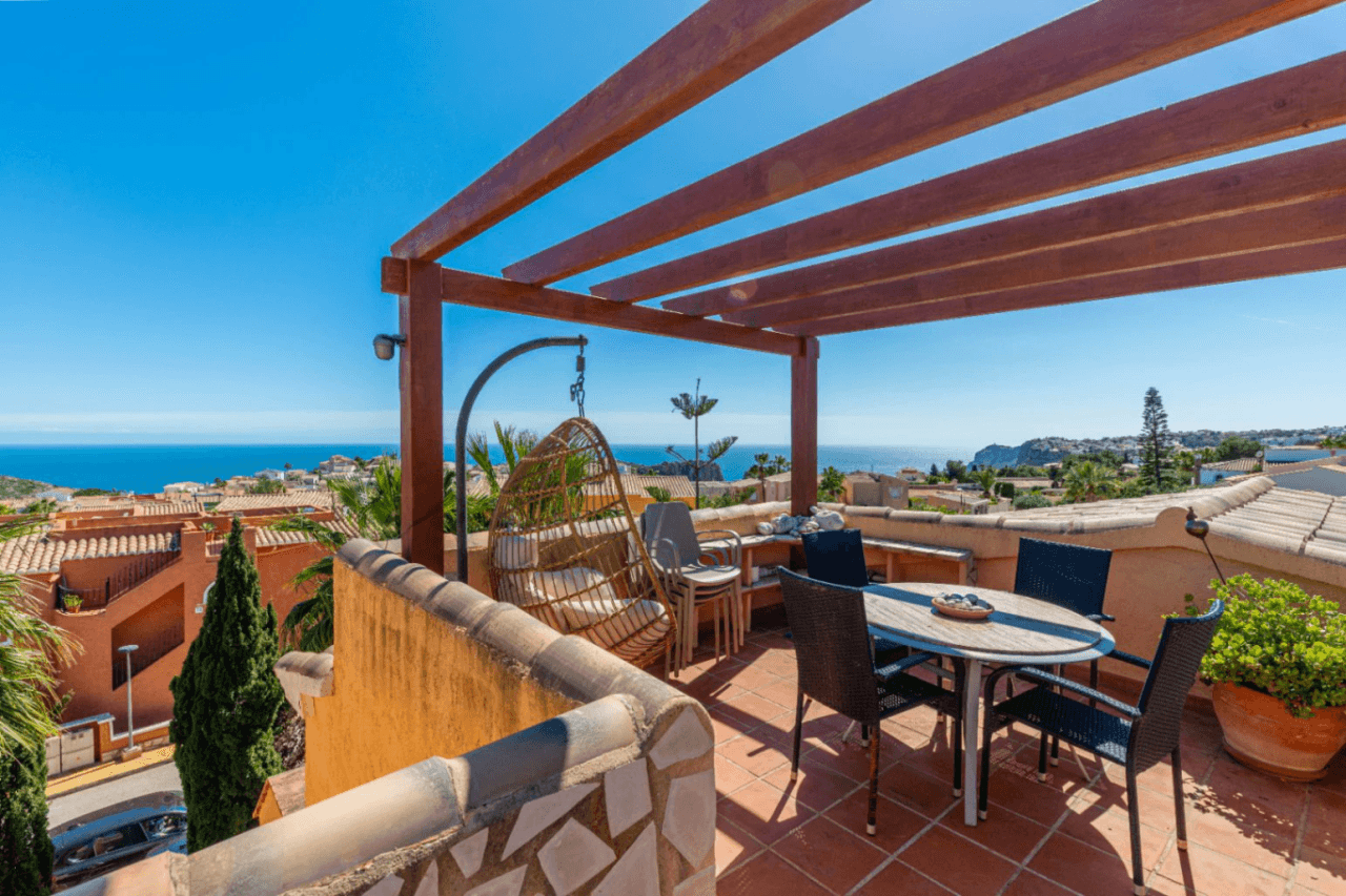 Appartement de 3 chambres à vendre avec piscine et jardin.