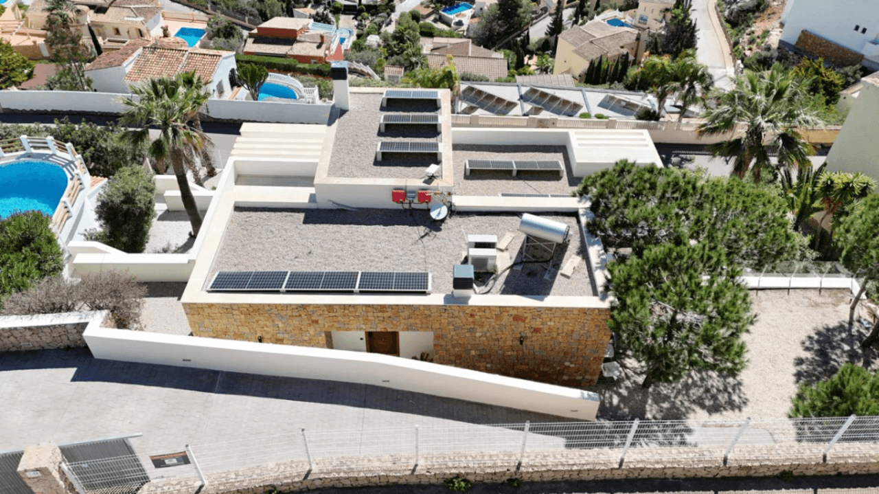 Villa moderne Cumbre del Sol avec vue panoramique sur la mer.