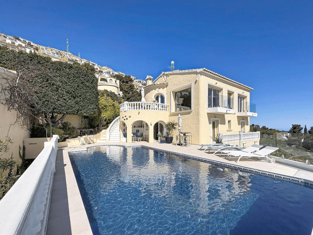 Villa rénovée de Cumbre del Sol avec des vues spectaculaires sur la mer.