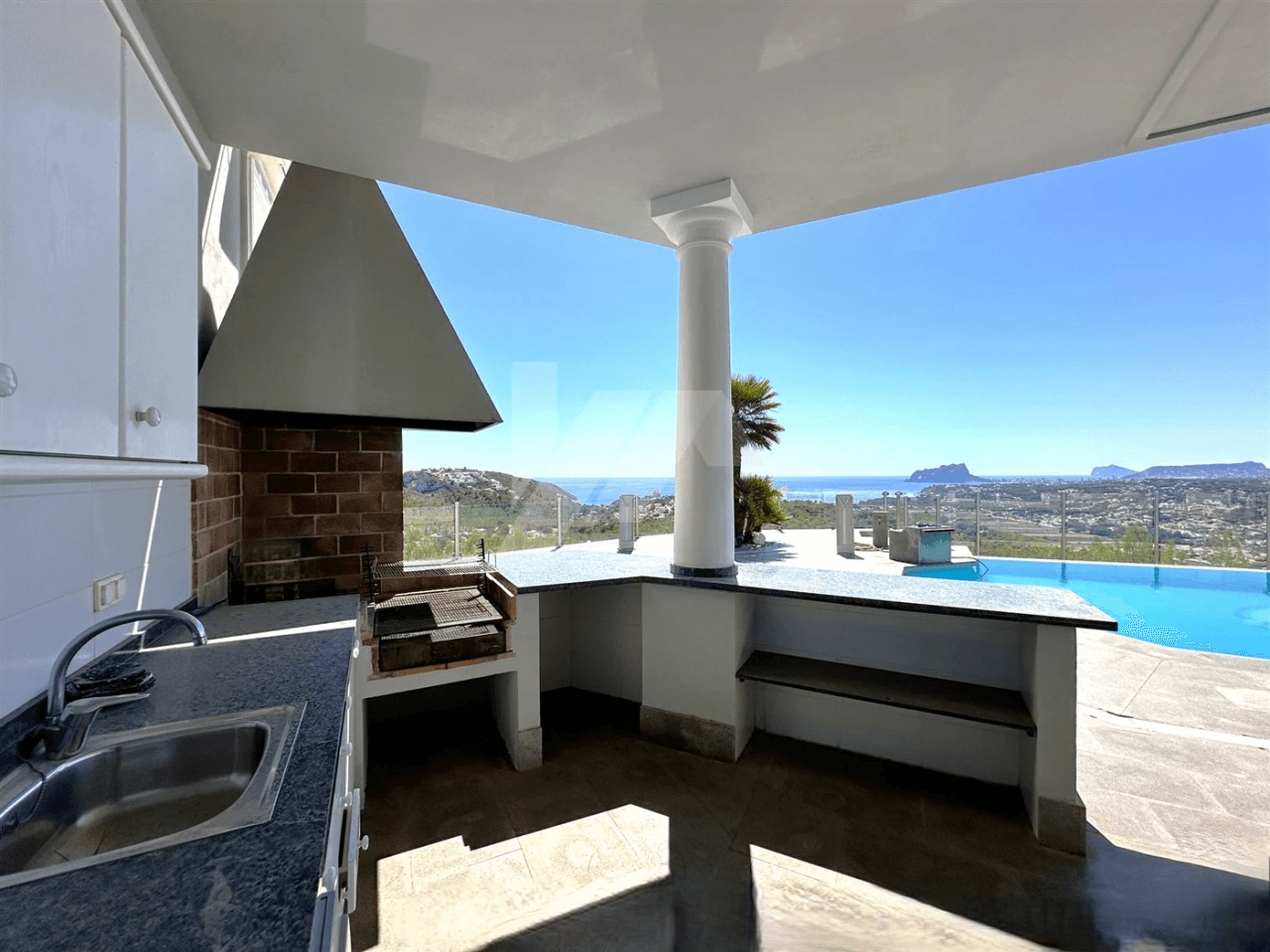 Villa con vistas panorámicas al mar en venta en Moraira, Costa Blanca.