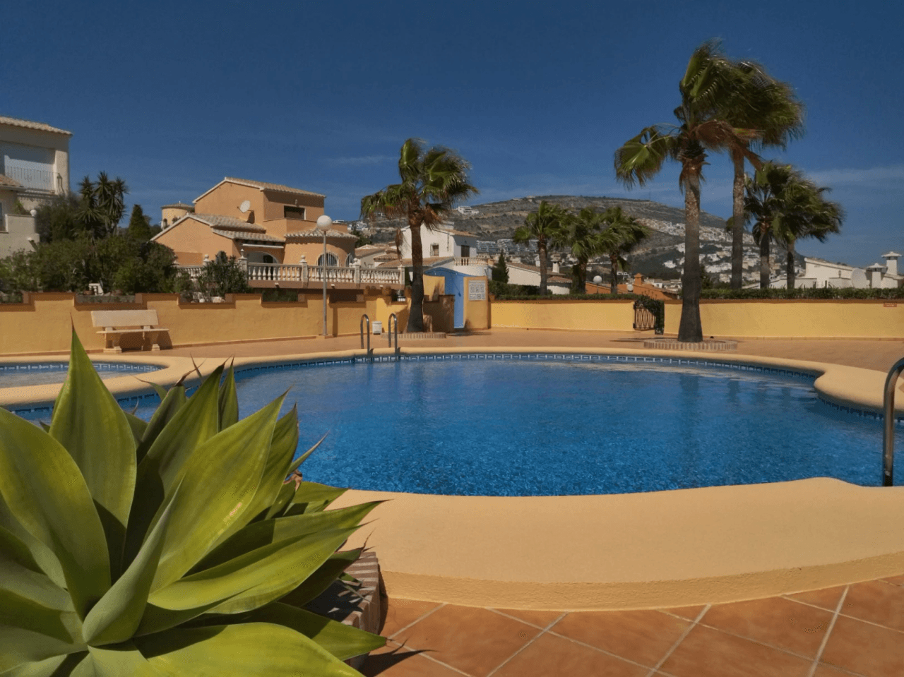 Villa Cumbre del Sol avec vue sur la mer et piscine communautaire.