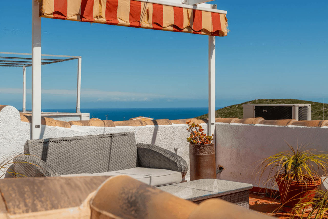 Apartamento de 3 dormitorios en venta con piscina y jardín.