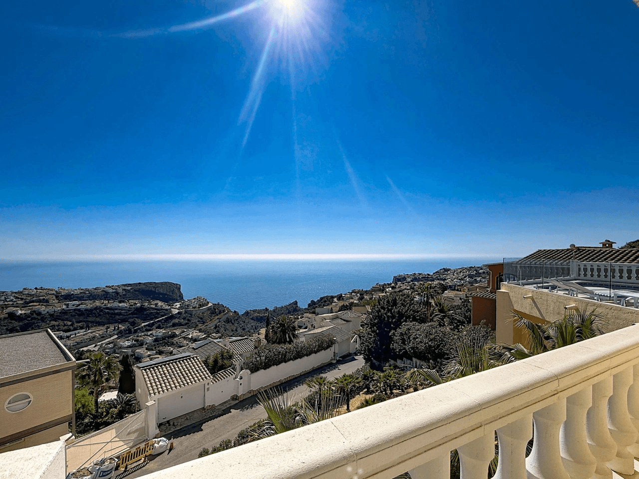 Villa rénovée de Cumbre del Sol avec des vues spectaculaires sur la mer.
