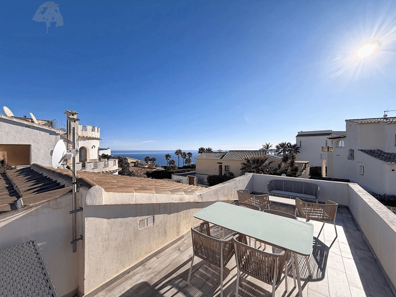 Villa Cumbre del Sol avec vue sur la mer et piscine communautaire.