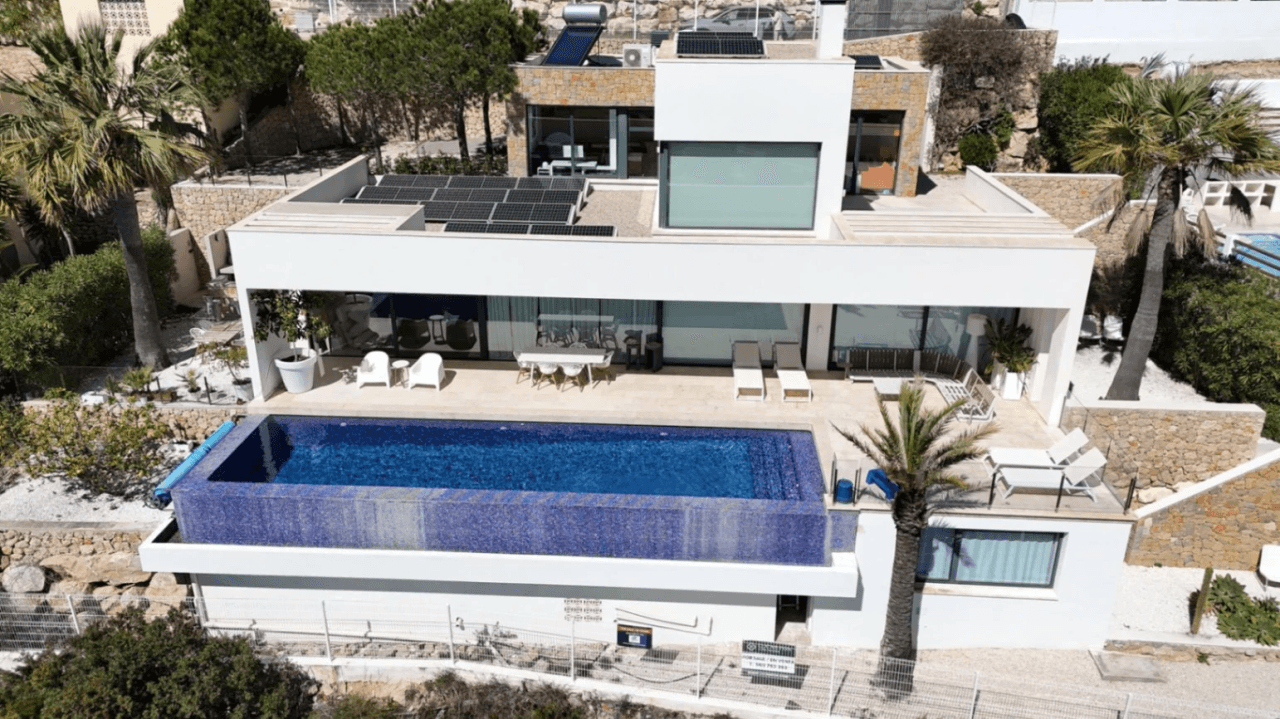 Villa moderne Cumbre del Sol avec vue panoramique sur la mer.