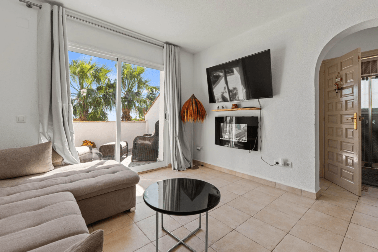 Apartamento de 3 dormitorios en venta con piscina y jardín.