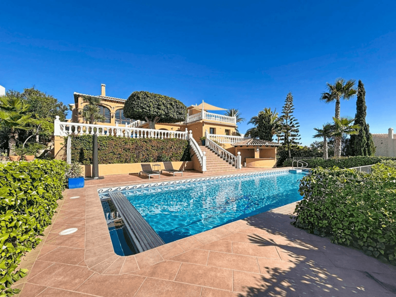 Villa Cumbre del Sol sur parcelle double avec vue panoramique à Kalmias