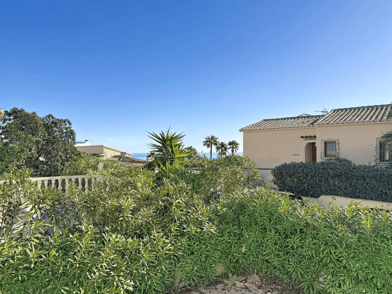 Villa Cumbre del Sol avec vue sur la mer et piscine communautaire.