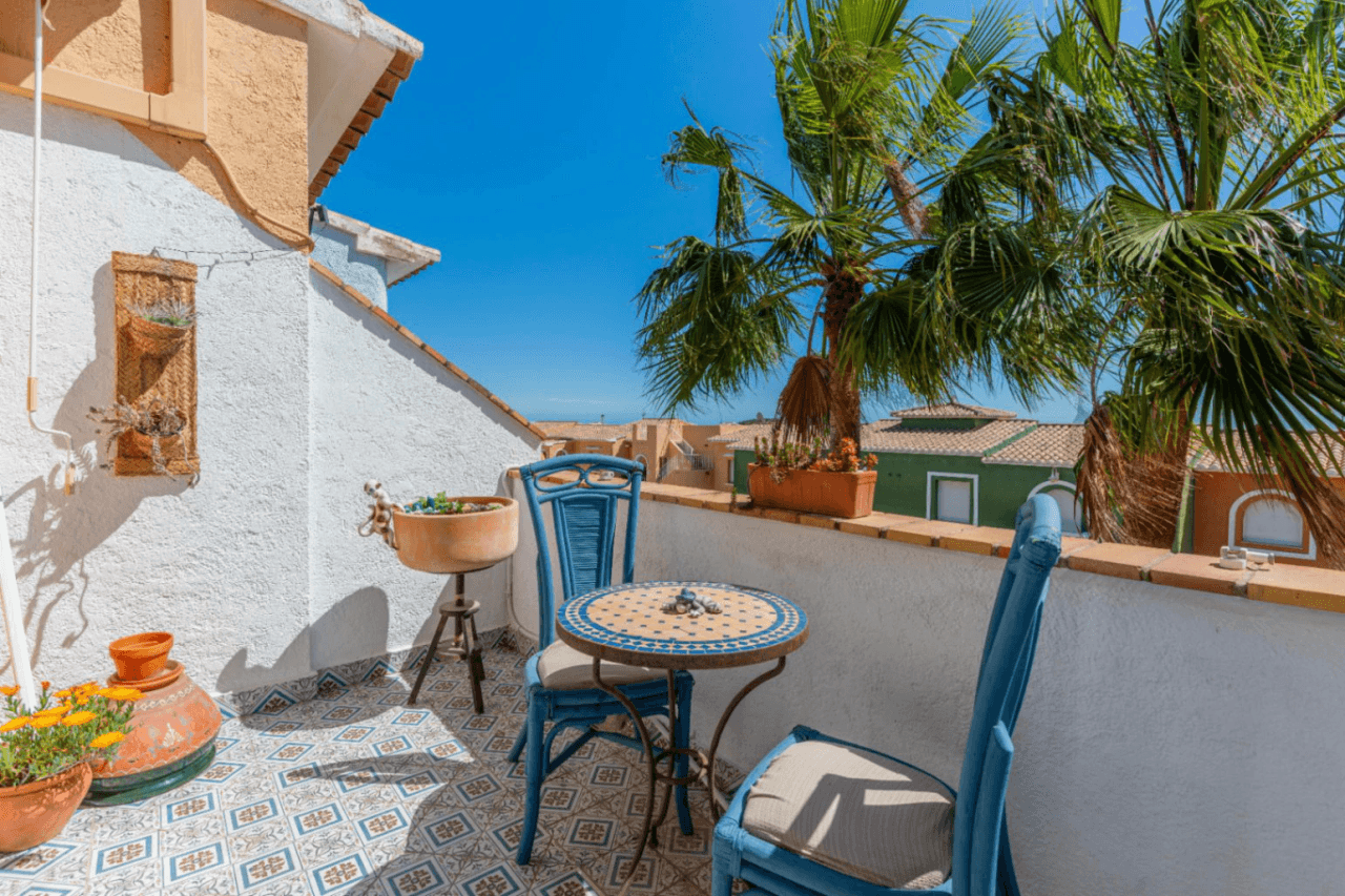Apartamento de 3 dormitorios en venta con piscina y jardín.