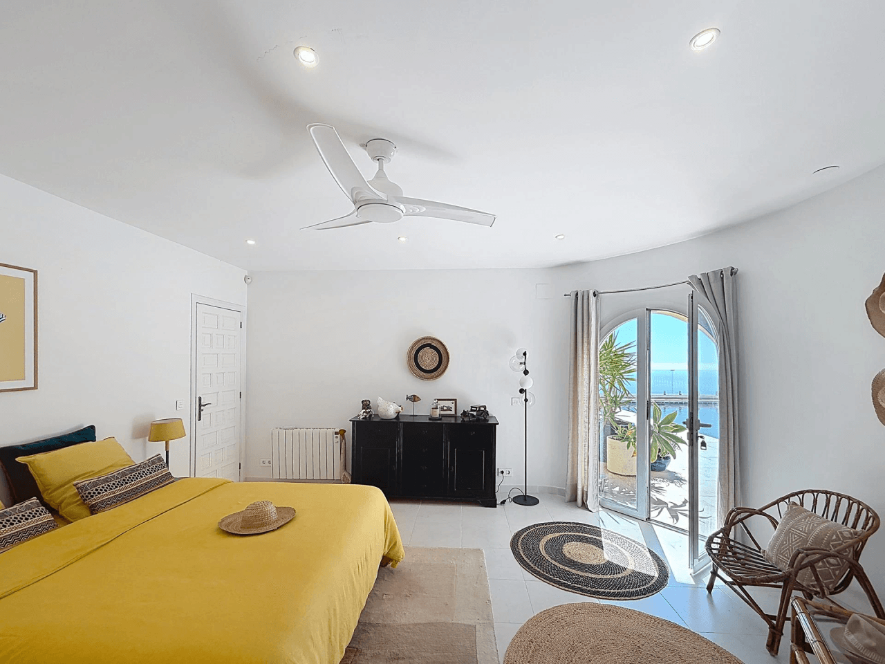 Villa rénovée de Cumbre del Sol avec des vues spectaculaires sur la mer.