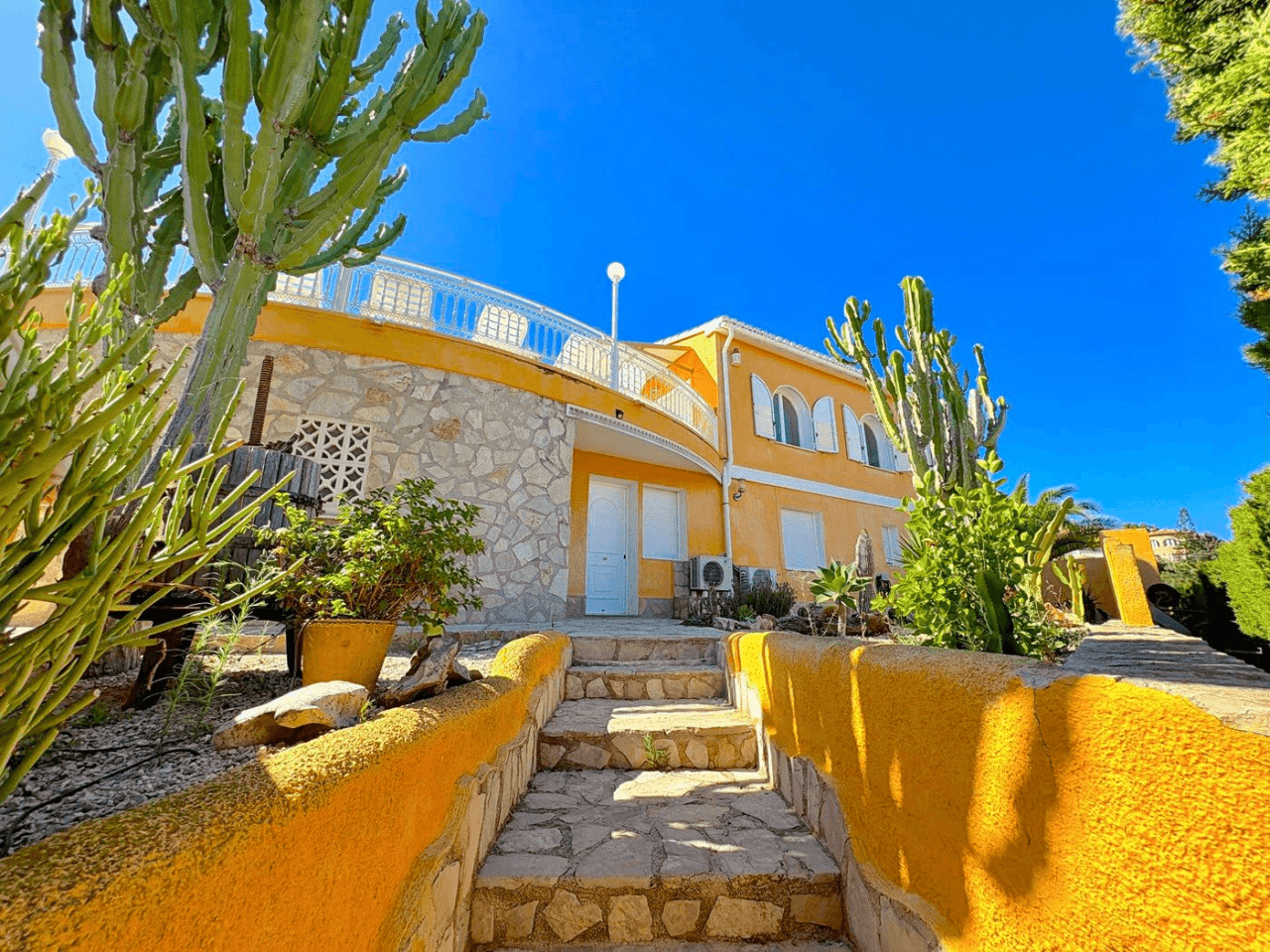 Villa Cumbre del Sol avec vue sur la mer et piscine privée.