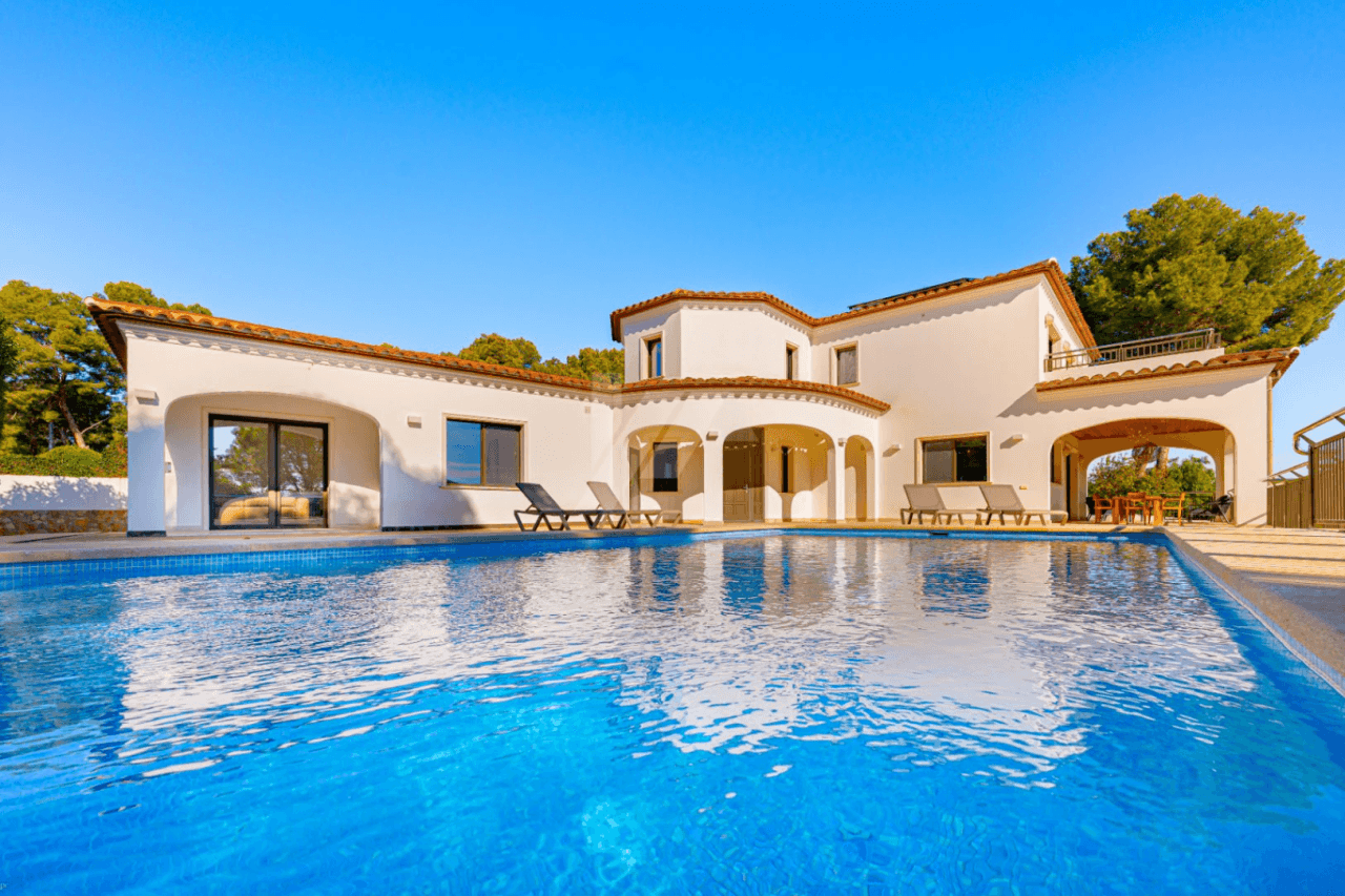 Villa de lujo en segunda línea a la venta en Moraira, con vistas al mar.