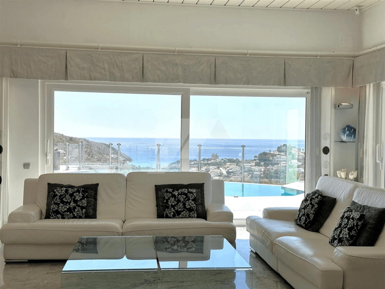 Villa con vistas panorámicas al mar en venta en Moraira, Costa Blanca.
