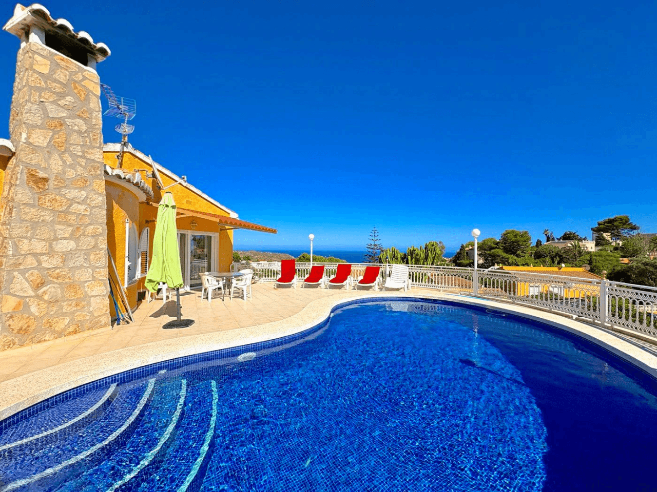 Villa Cumbre del Sol avec vue sur la mer et piscine privée.