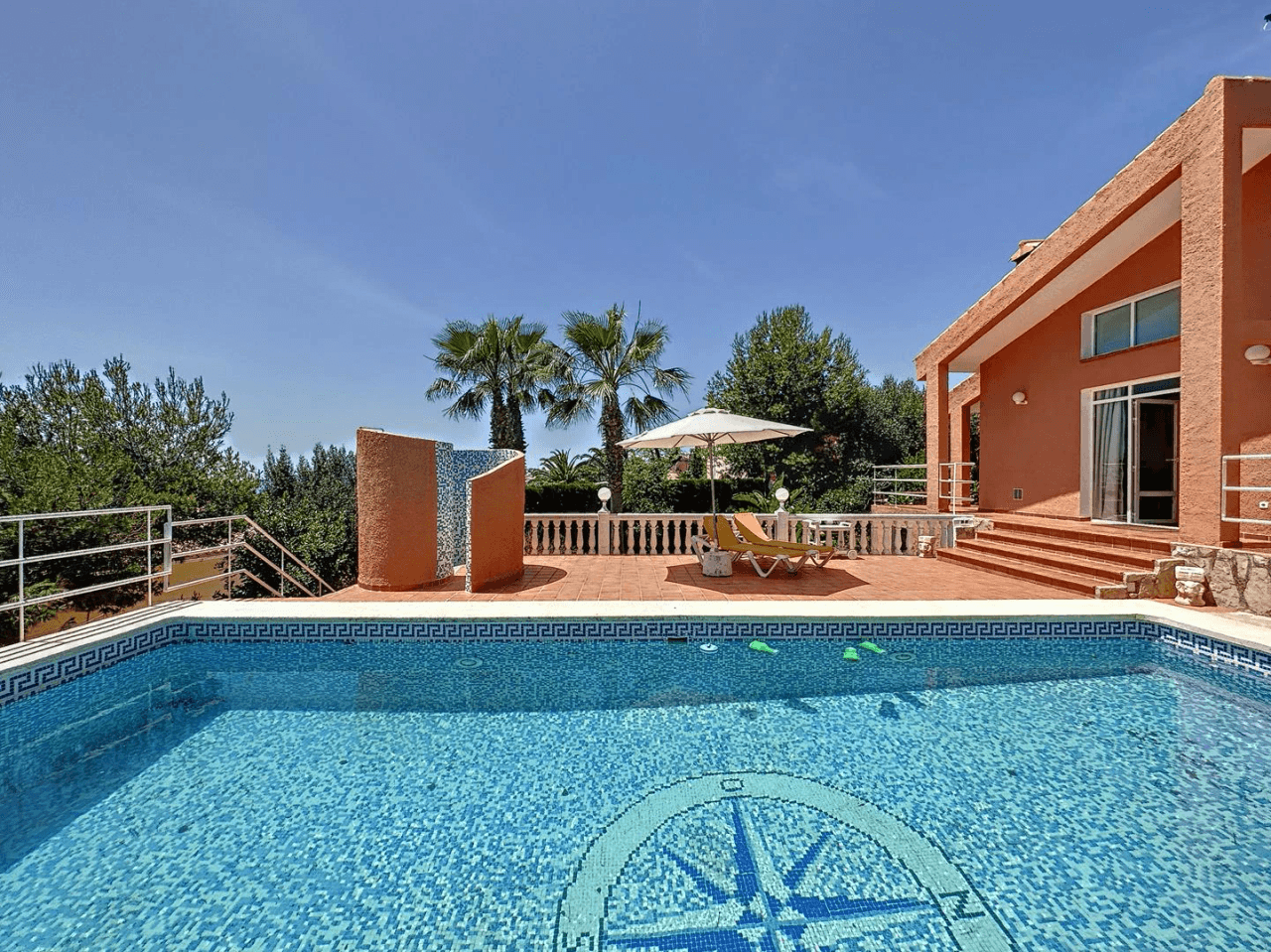 Villa Cumbre del Sol avec piscine privée proche de tous les services