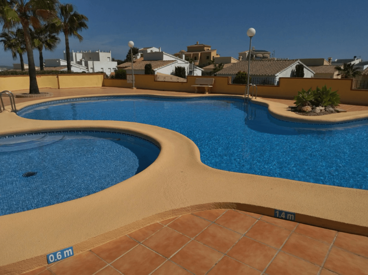 Villa Cumbre del Sol avec vue sur la mer et piscine communautaire.