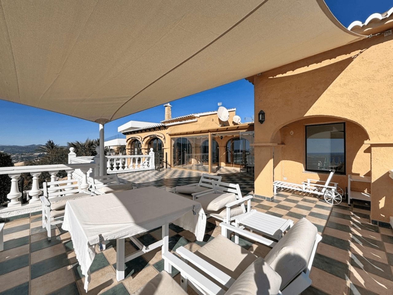 Villa Cumbre del Sol sur parcelle double avec vue panoramique à Kalmias