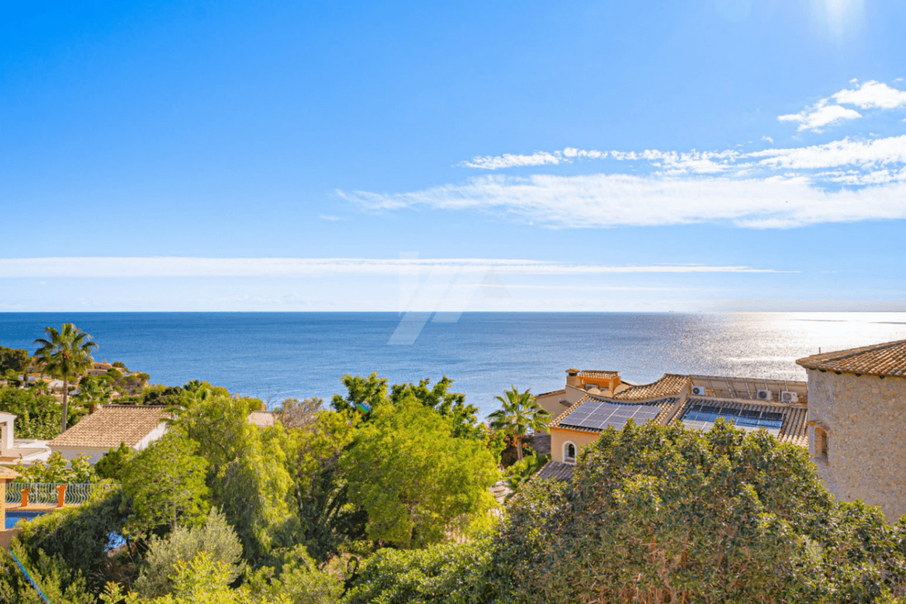 Villa de lujo en segunda línea a la venta en Moraira, con vistas al mar.