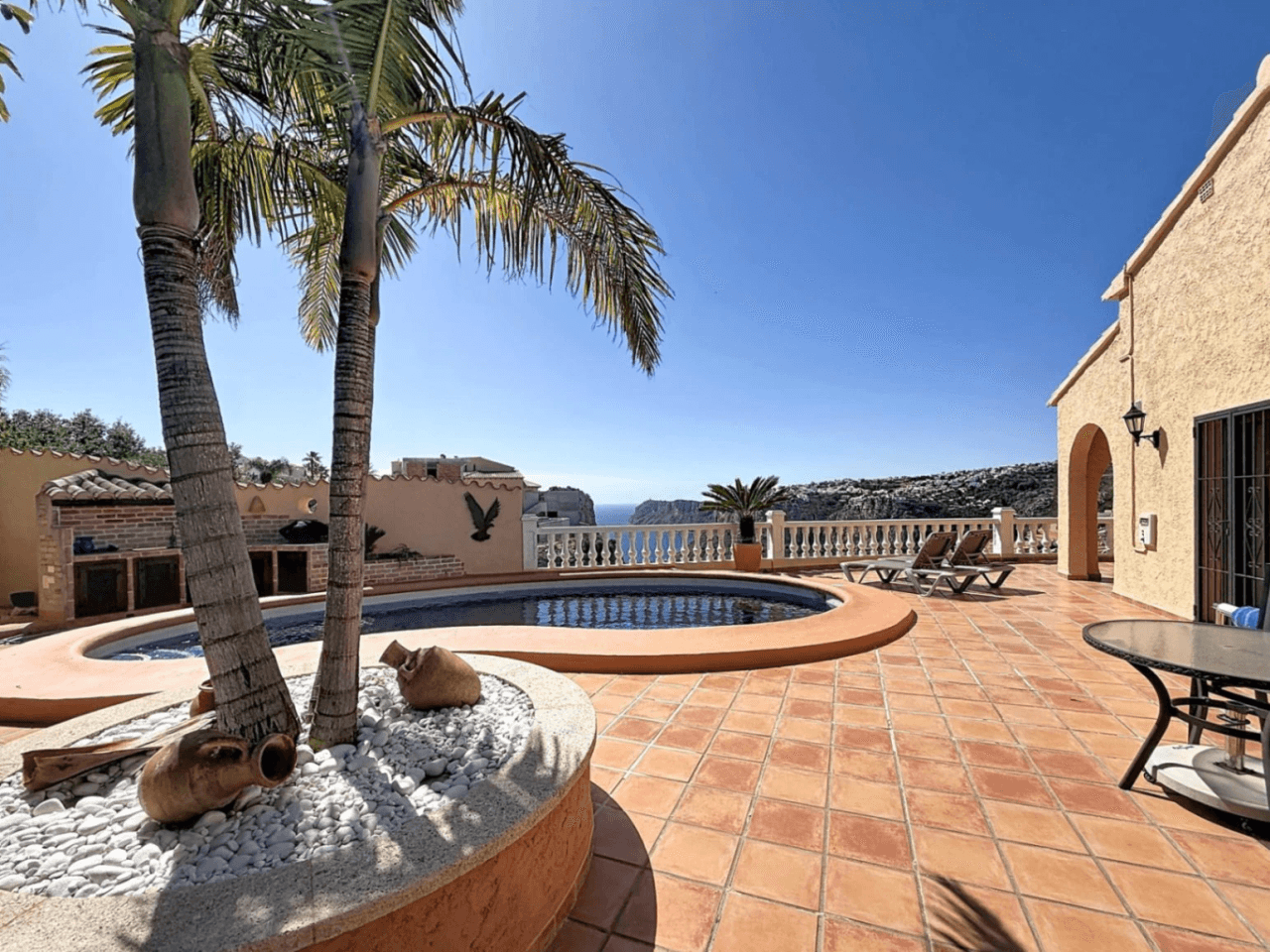Villa Cumbre del Sol avec des vues spectaculaires sur la mer et les falaises.