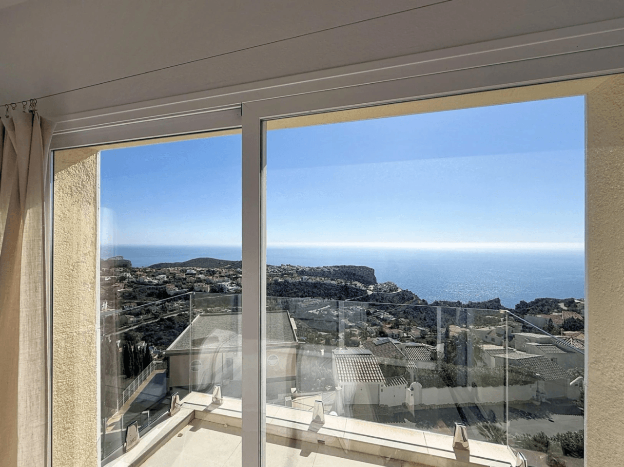 Villa rénovée de Cumbre del Sol avec des vues spectaculaires sur la mer.