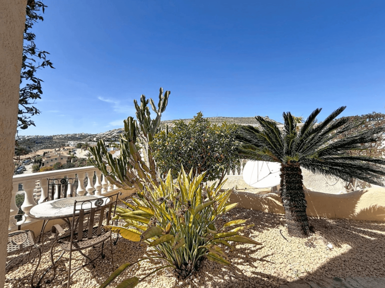 Villa Cumbre del Sol avec des vues spectaculaires sur la mer et les falaises.