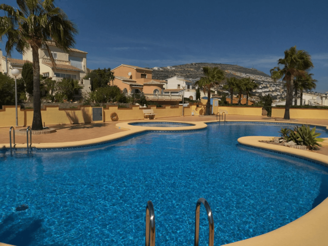 Villa Cumbre del Sol avec vue sur la mer et piscine communautaire.