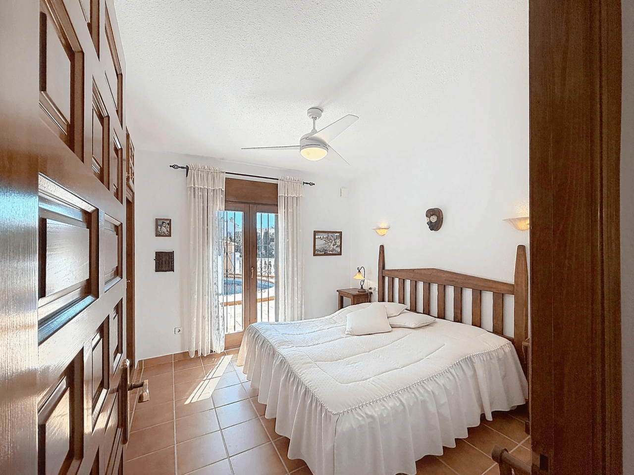 Villa Cumbre del Sol avec des vues spectaculaires sur la mer et les falaises.