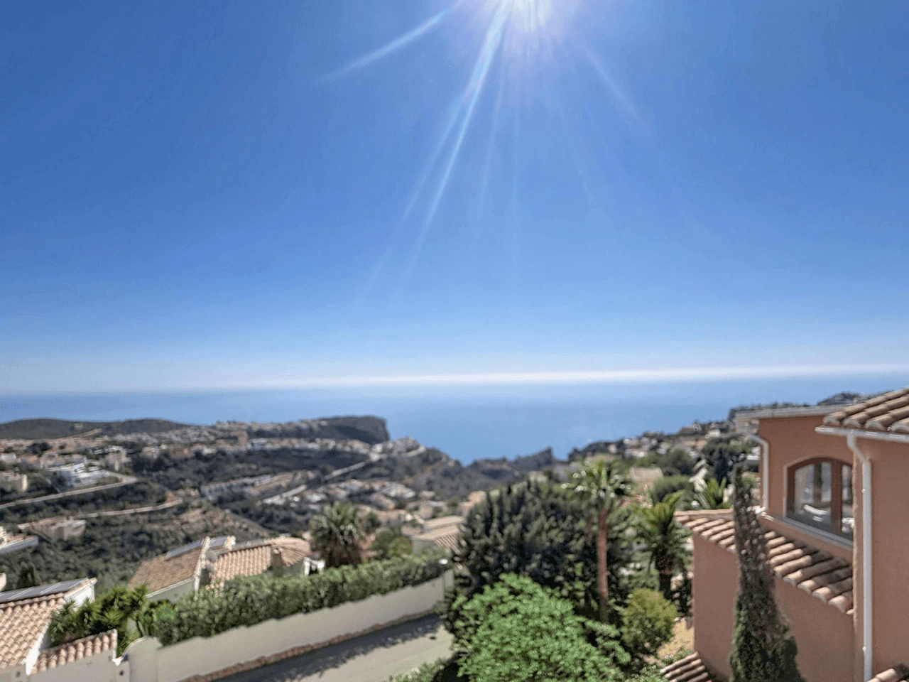 Villa rénovée de Cumbre del Sol avec des vues spectaculaires sur la mer.