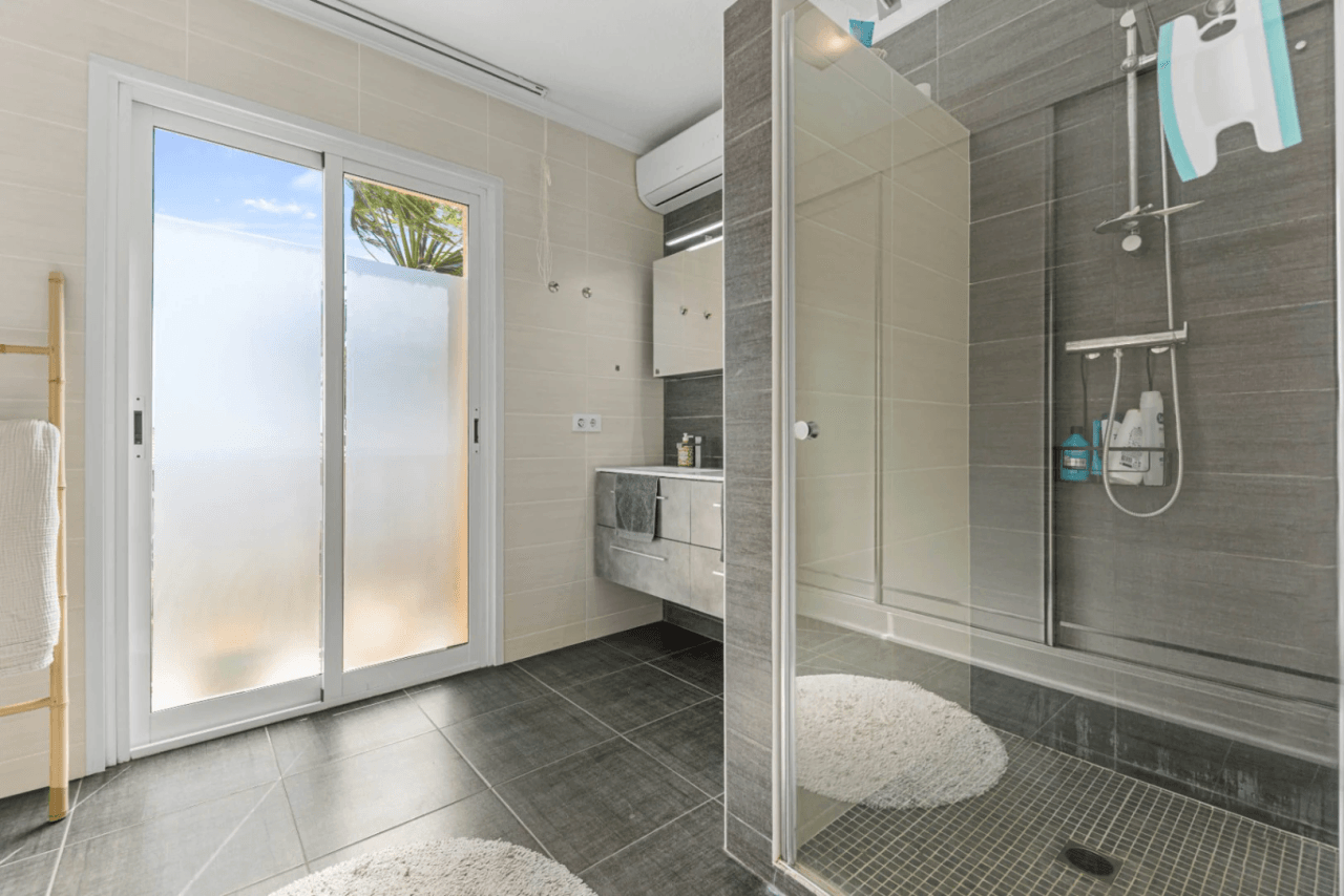 Apartamento de 3 dormitorios en venta con piscina y jardín.