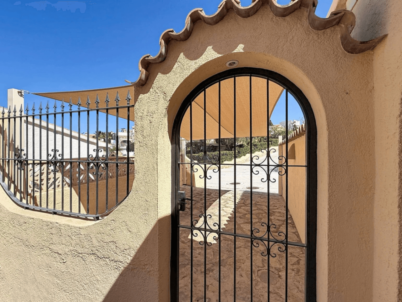 Villa Cumbre del Sol avec des vues spectaculaires sur la mer et les falaises.