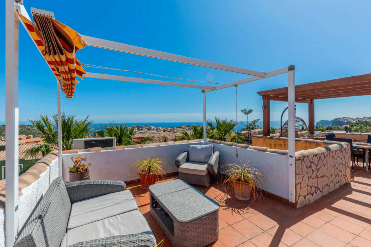 Apartamento de 3 dormitorios en venta con piscina y jardín.