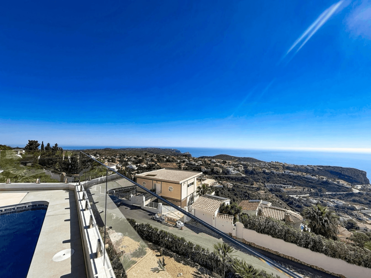 Villa rénovée de Cumbre del Sol avec des vues spectaculaires sur la mer.