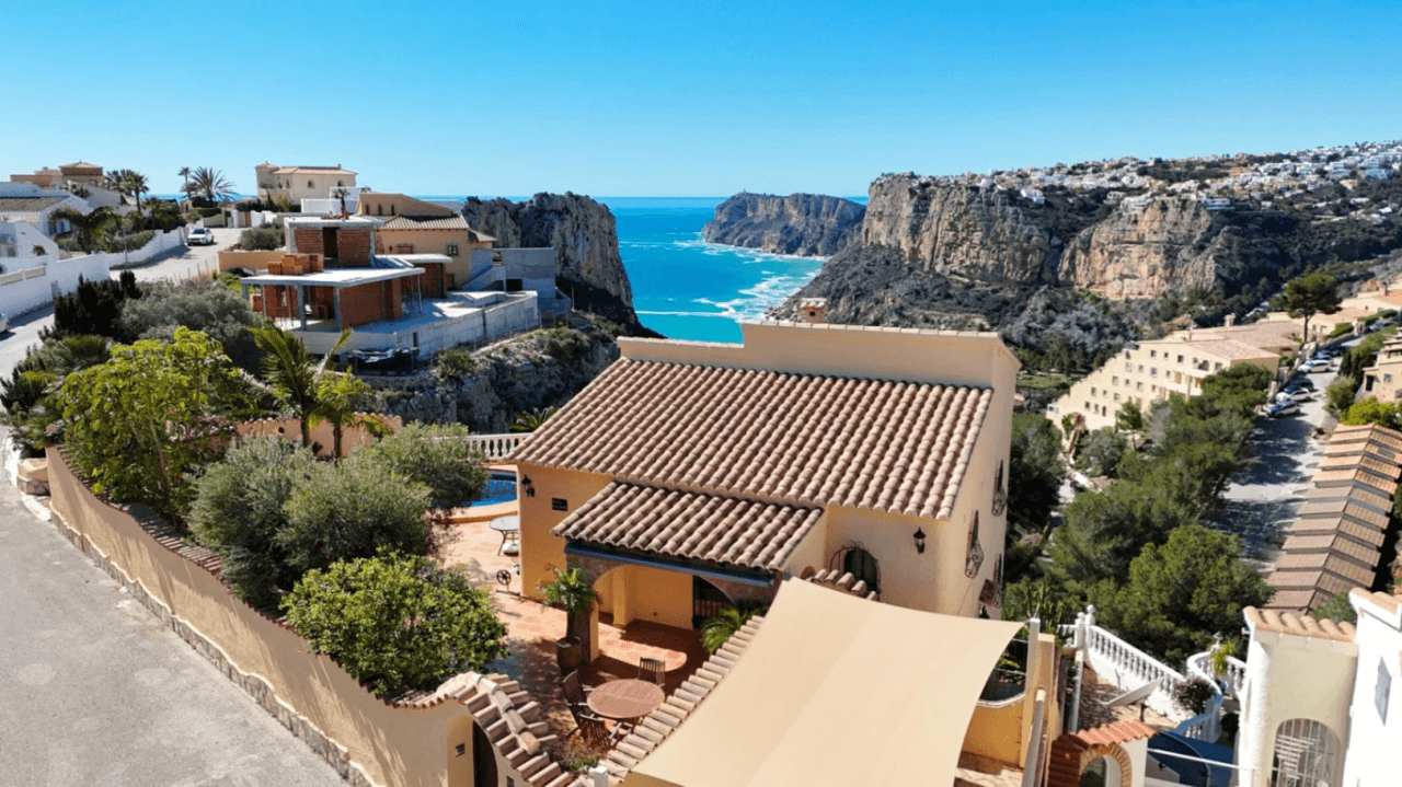 Villa Cumbre del Sol avec des vues spectaculaires sur la mer et les falaises.