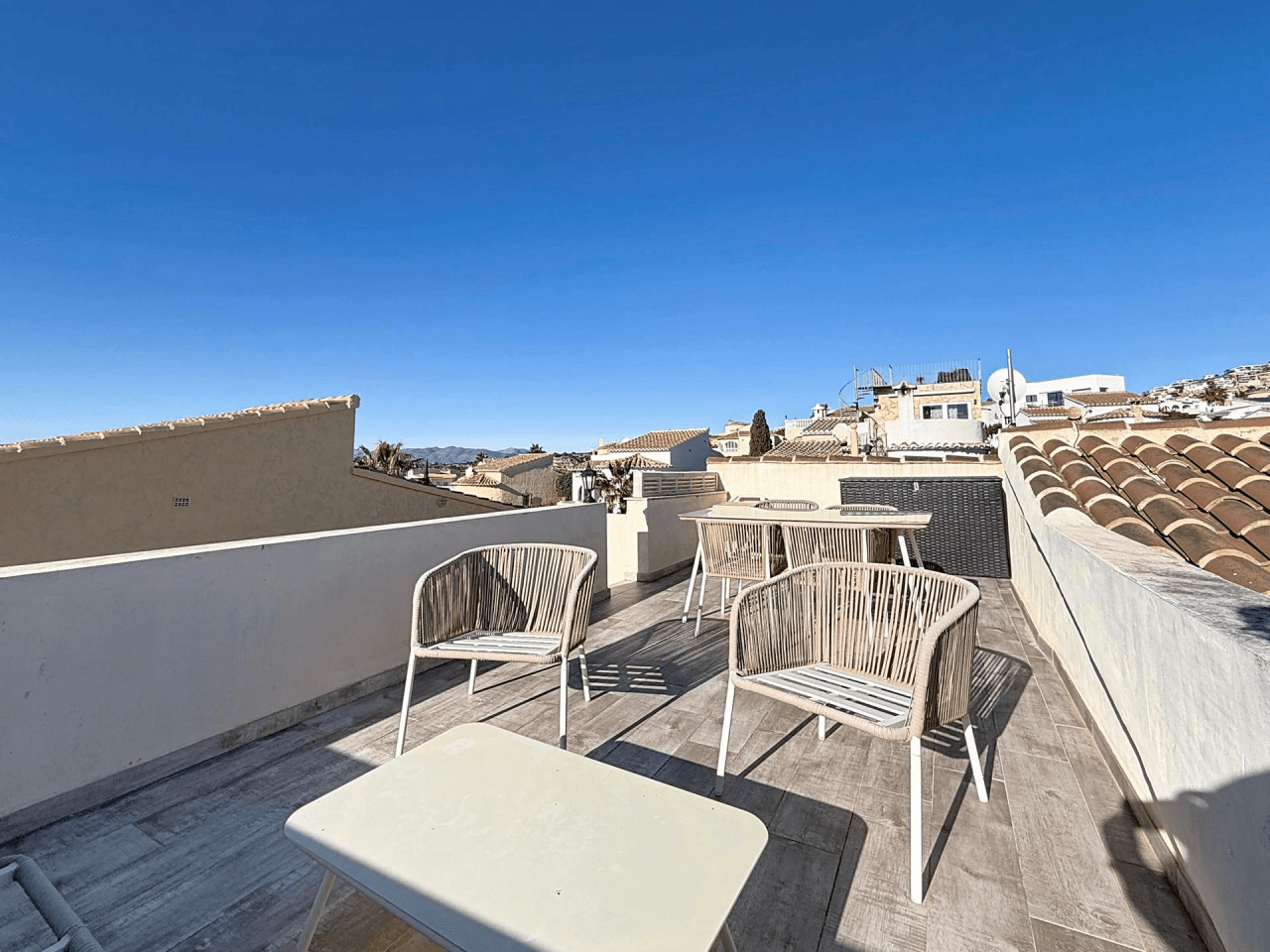 Villa Cumbre del Sol avec vue sur la mer et piscine communautaire.