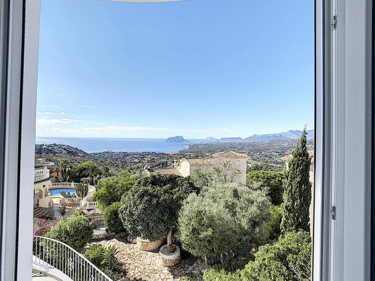 Villa rénovée à Cumbre del Sol avec vue sur la mer