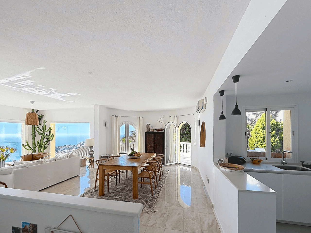 Villa rénovée de Cumbre del Sol avec des vues spectaculaires sur la mer.