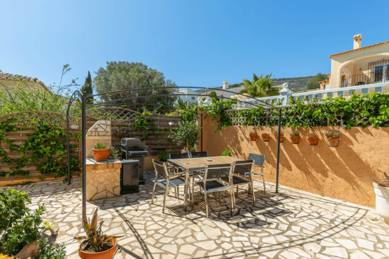 Apartamento de 3 dormitorios en venta con piscina y jardín.