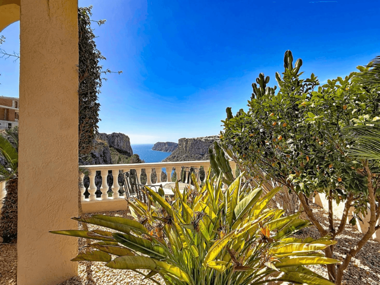 Villa Cumbre del Sol avec des vues spectaculaires sur la mer et les falaises.