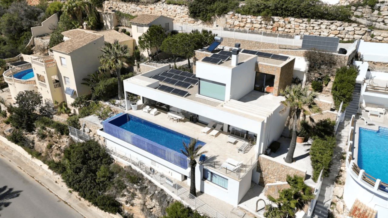 Villa moderne Cumbre del Sol avec vue panoramique sur la mer.