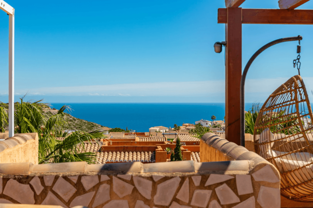 Apartamento de 3 dormitorios en venta con piscina y jardín.