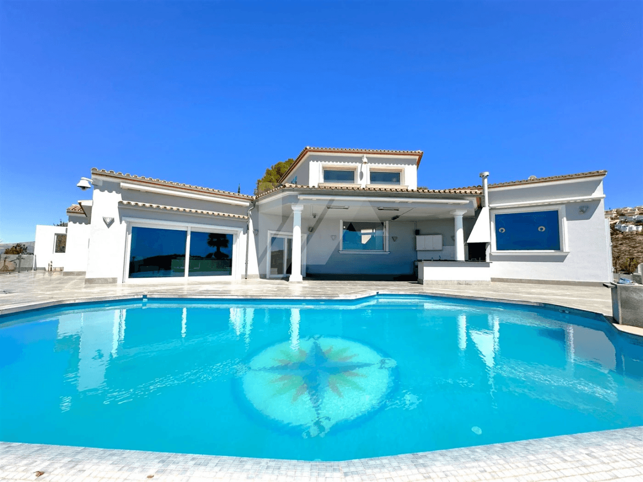 Villa con vistas panorámicas al mar en venta en Moraira, Costa Blanca.