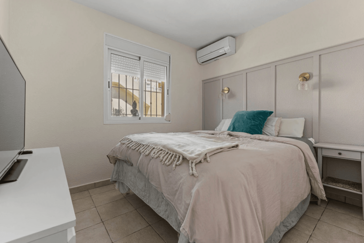 Apartamento de 3 dormitorios en venta con piscina y jardín.