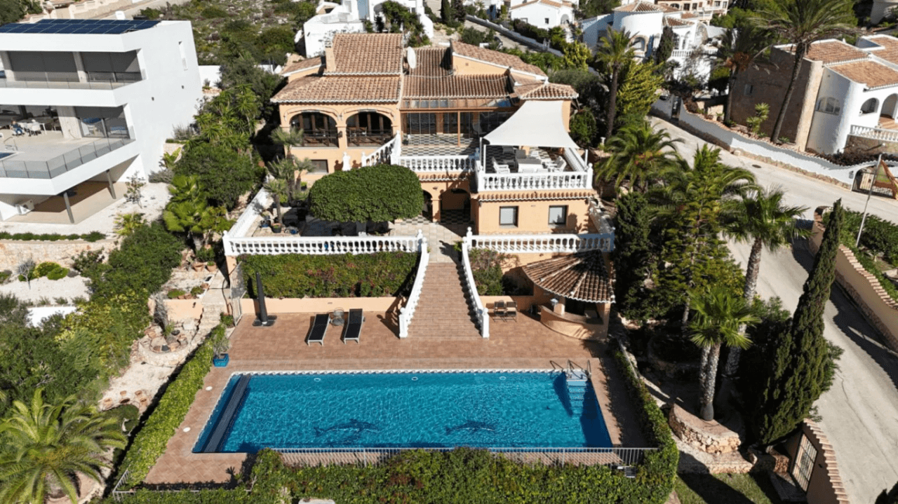 Villa Cumbre del Sol sur parcelle double avec vue panoramique à Kalmias
