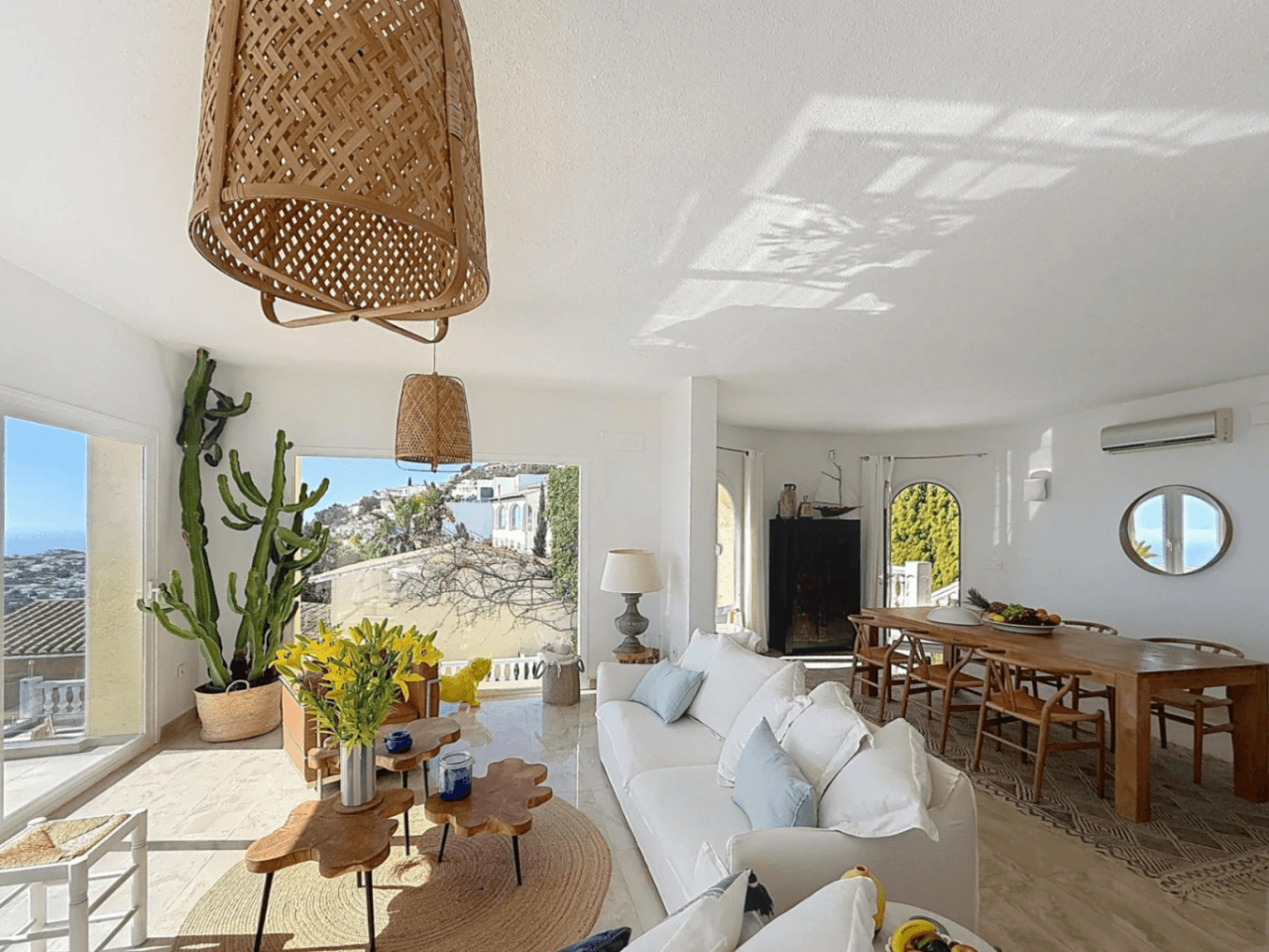 Villa rénovée de Cumbre del Sol avec des vues spectaculaires sur la mer.