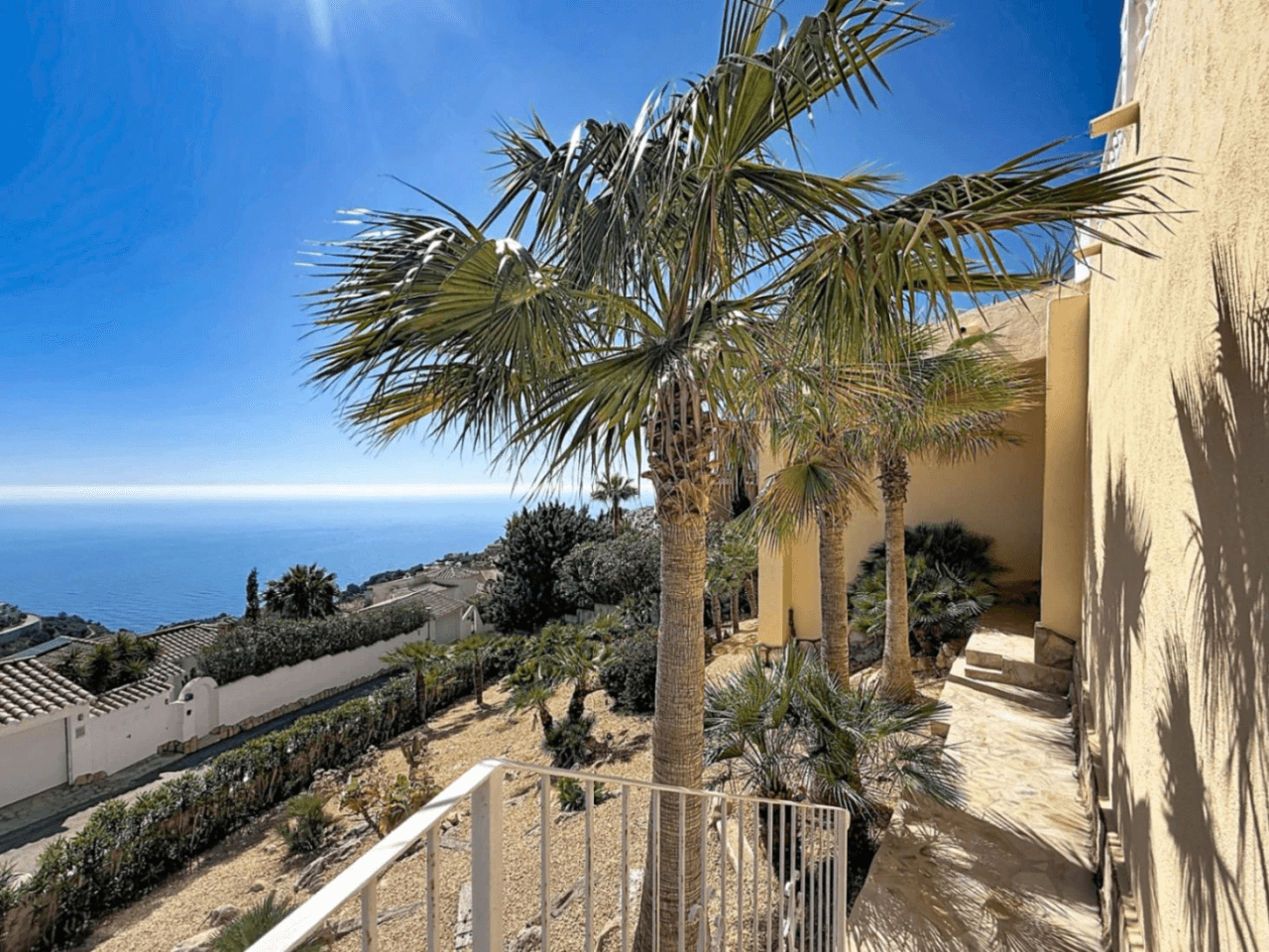 Villa rénovée de Cumbre del Sol avec des vues spectaculaires sur la mer.