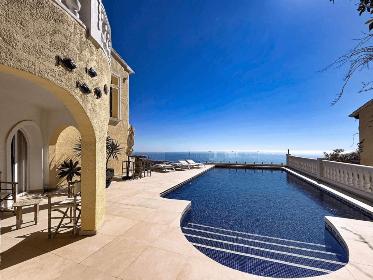 Villa rénovée de Cumbre del Sol avec des vues spectaculaires sur la mer.