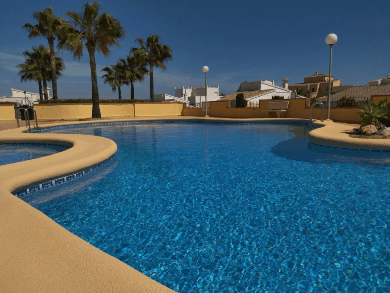 Villa Cumbre del Sol avec vue sur la mer et piscine communautaire.